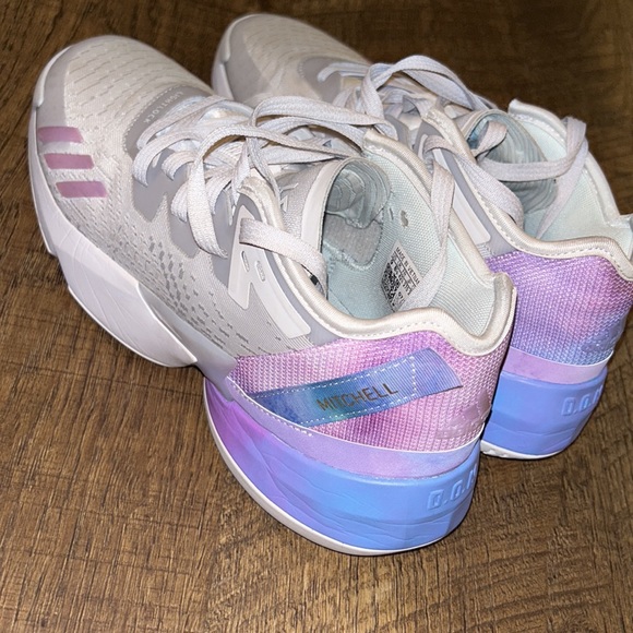 Donovan Mitchell basketball shoes - Picture 4 of 7